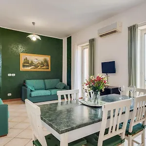 Appartamento Roomy And Bright With Balconies X6, Aeroporto di Catania Fontana Rossa
